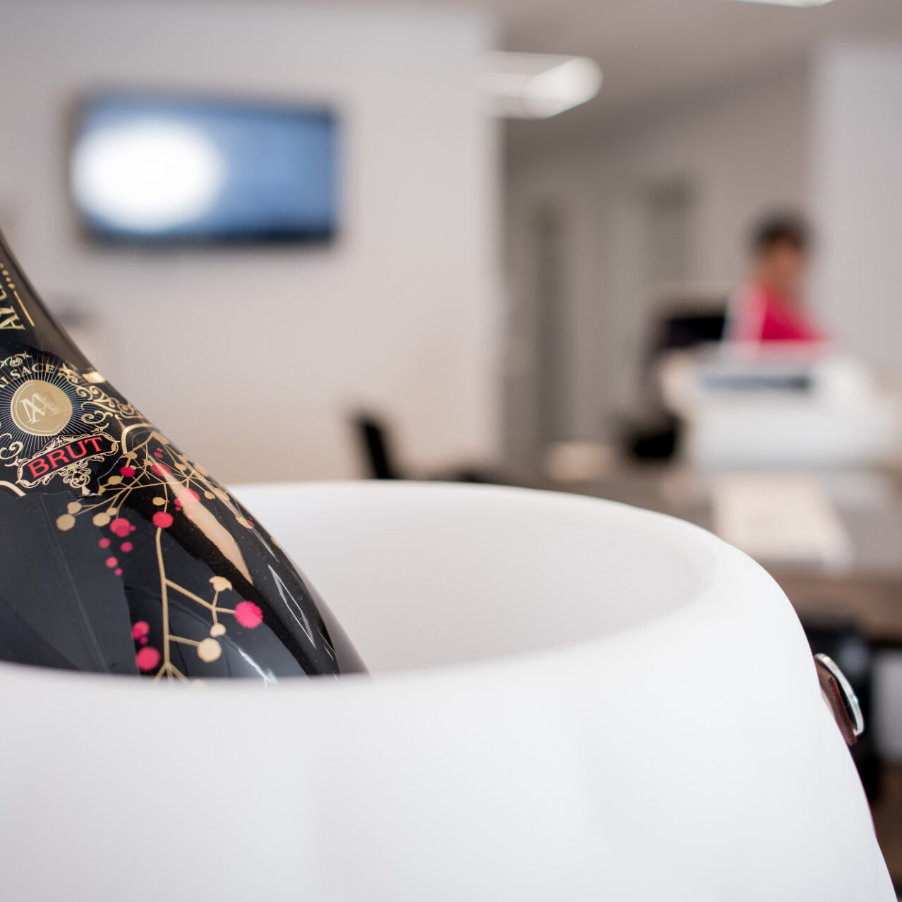 Sektfalsche im kühlenden Behälter Nahaufnahme