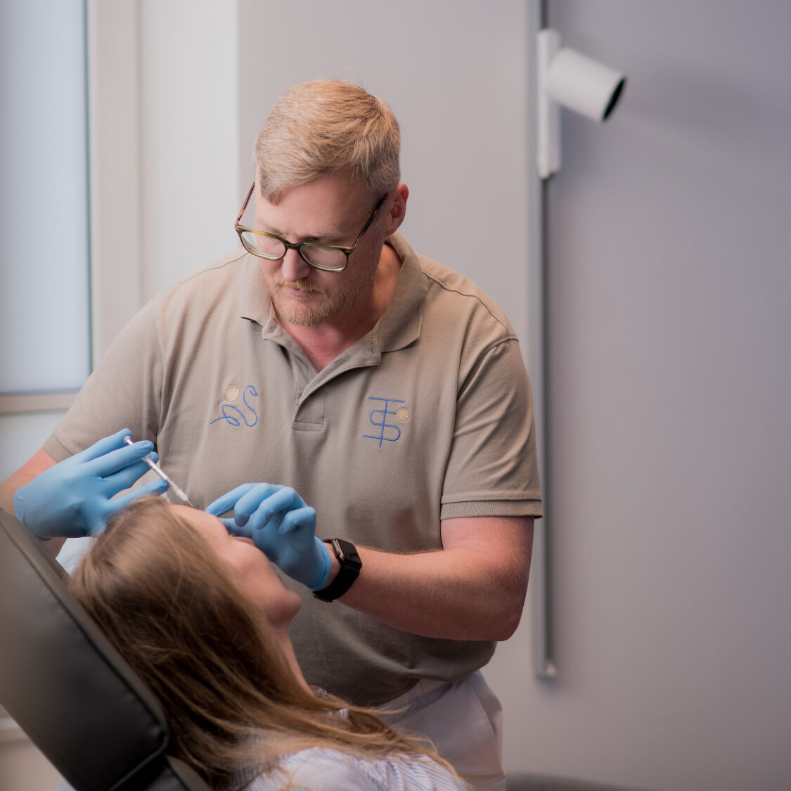 Dr. Thorsten Schmidt behandelt Patientin mit einer Unterspritzung