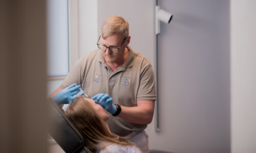 Dr. Thorsten Schmidt behandelt Patientin mit einer Unterspritzung