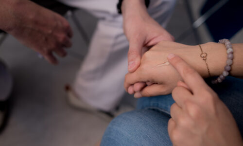 Nahaufnahme Konsistenz von Hyaluron auf Handrücken einer Patientin