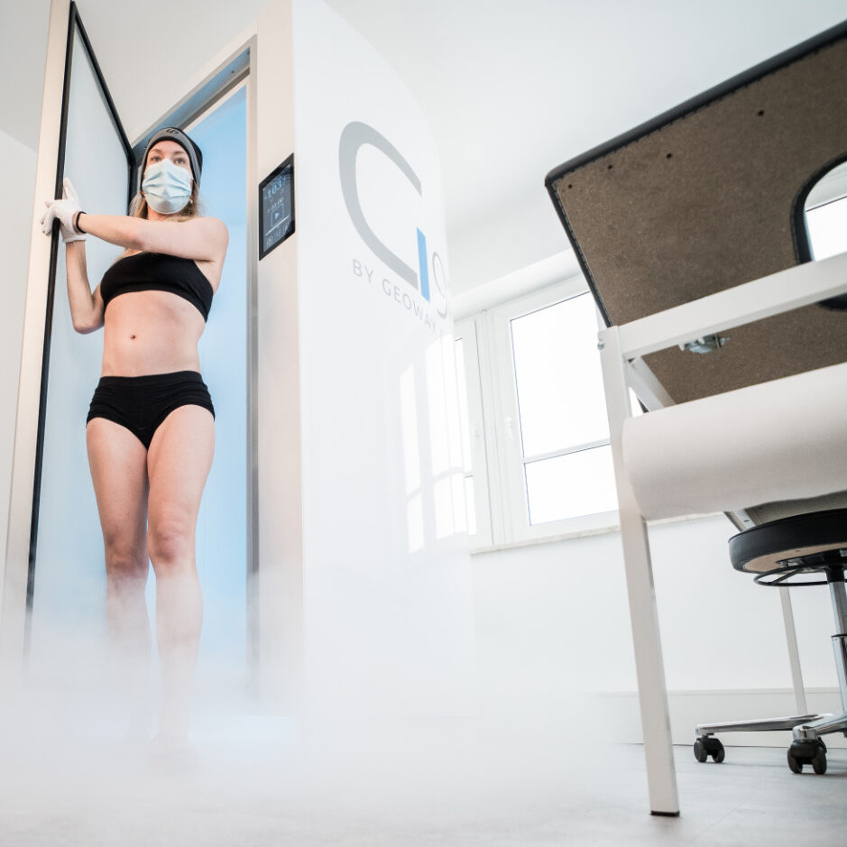 Frau kommt aus nebliger Kältekammer